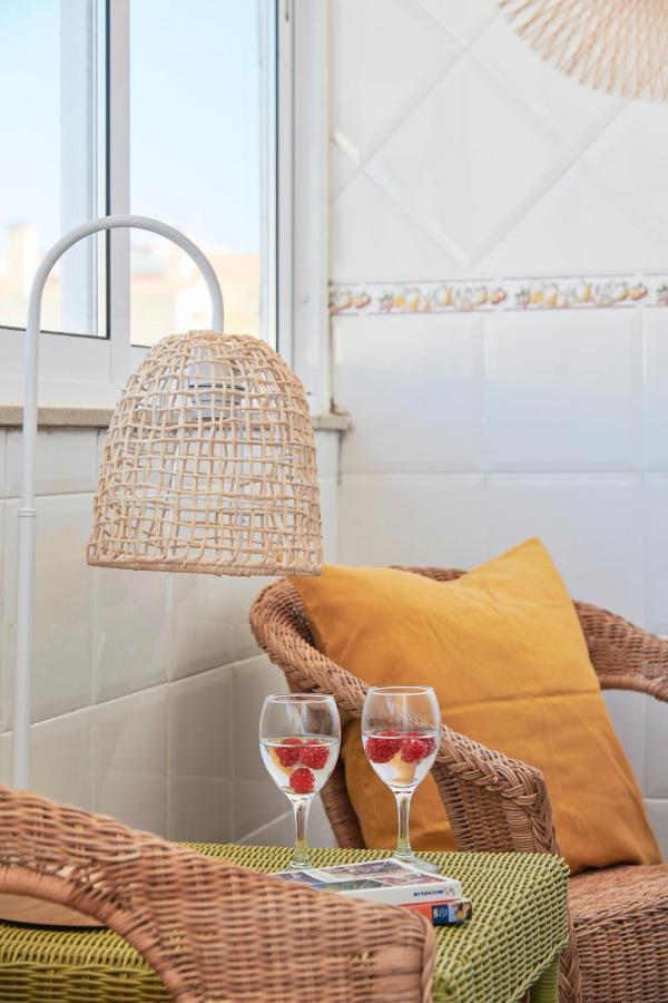 Central & Sunny 2Br Apt Near Beach, By Timecooler Setúbal Esterno foto