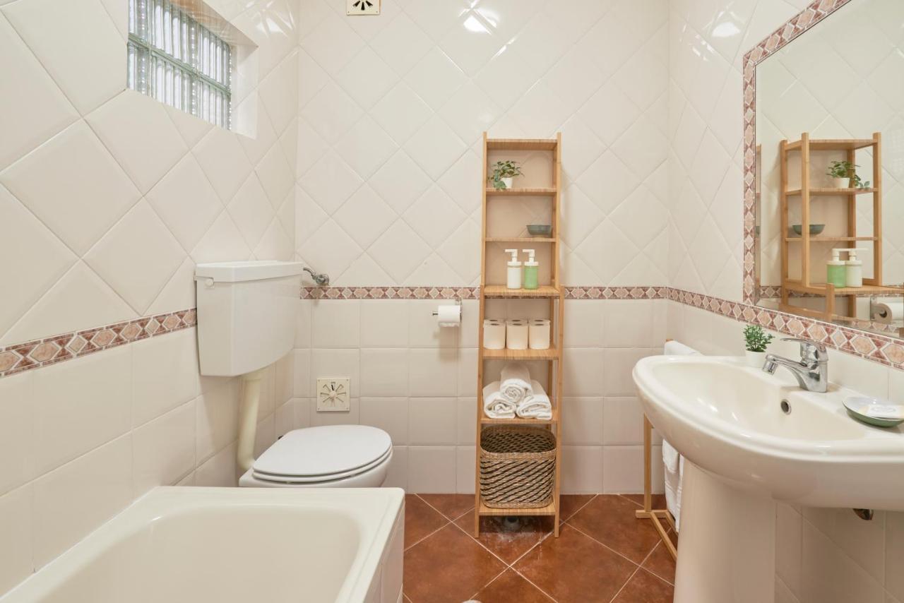 Central & Sunny 2Br Apt Near Beach, By Timecooler Setúbal Esterno foto